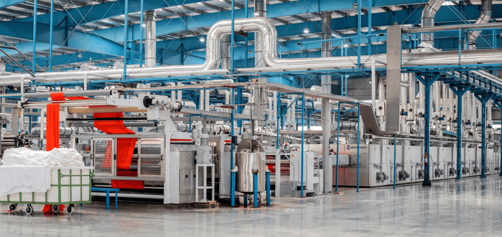 a picture of a manufacturing hall referring to digital twin applications in the manufacturing industry