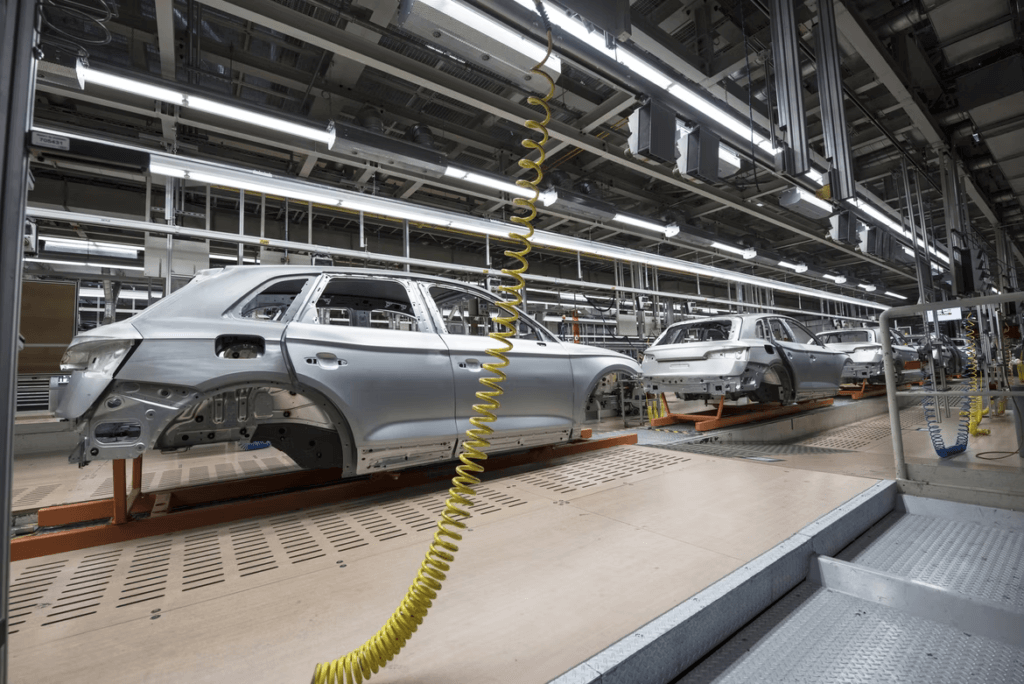 a picture of a production line in a car factory in reference to applications of the digital twin in the automotive industry